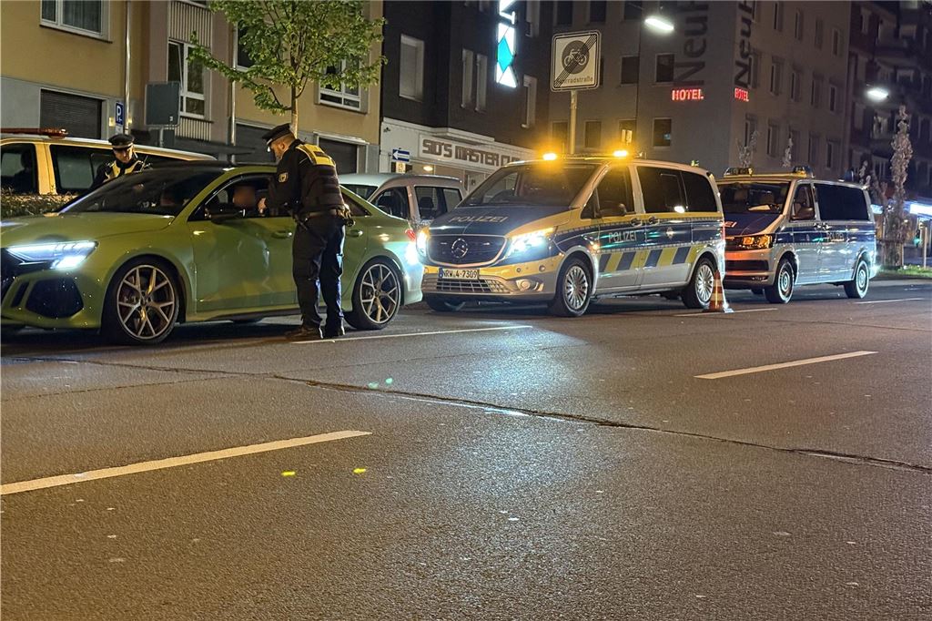 Die Polizei ist am "Car-Friday", dem Abend des Karfreitag (18.4.), verstärkt gegen die illegale Tuner-, Poser- und Raserszene vorgegangen. Dabei wurden viele Autos und Fahrer kontrolliert.