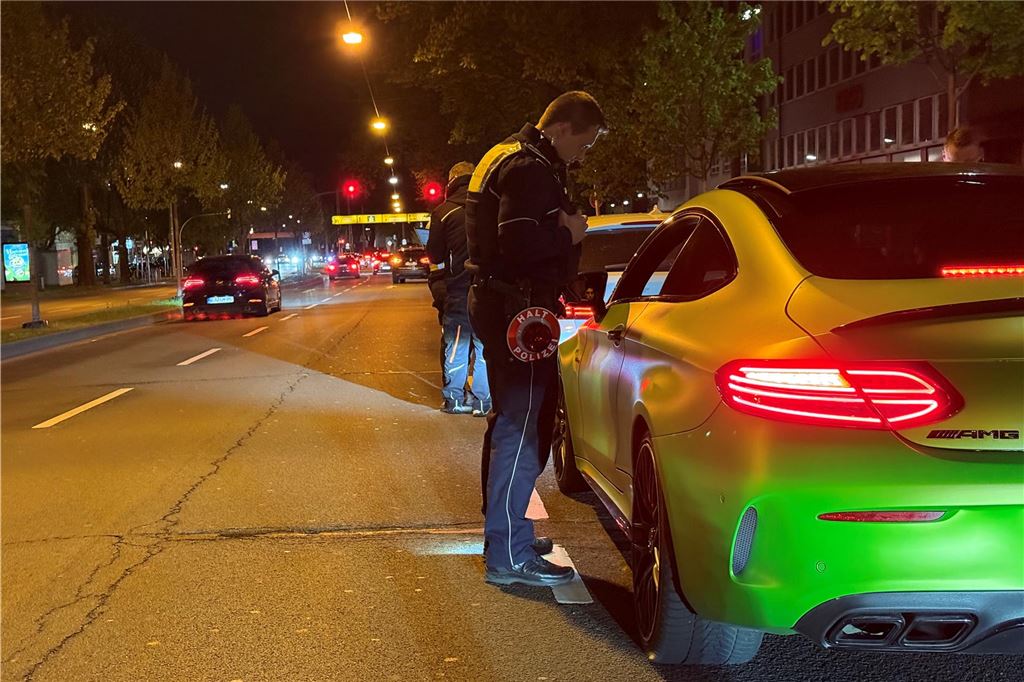 Die Polizei ist am "Car-Friday", dem Abend des Karfreitag (18.4.), verstärkt gegen die illegale Tuner-, Poser- und Raserszene vorgegangen. Dabei wurden viele Autos und Fahrer kontrolliert.
