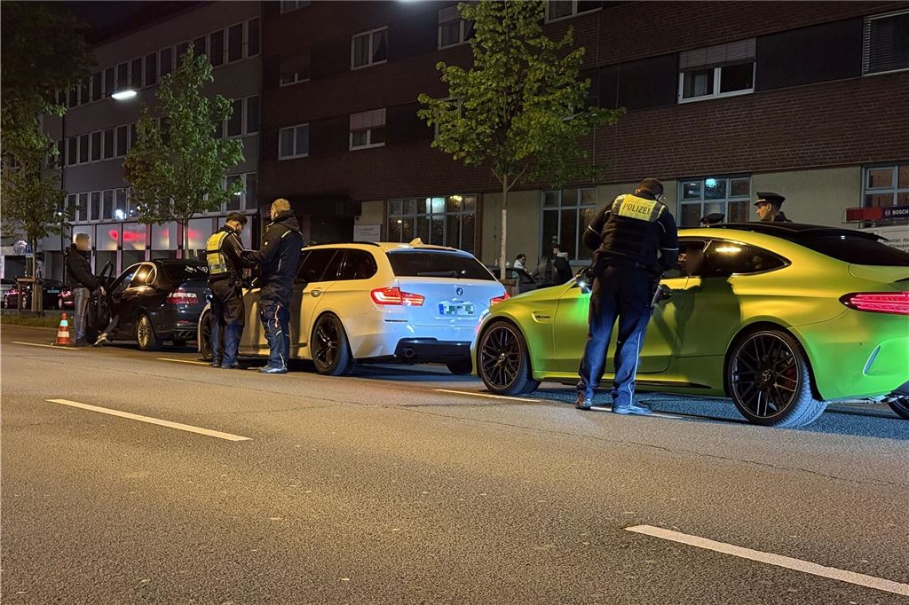 Die Polizei ist am "Car-Friday", dem Abend des Karfreitag (18.4.), verstärkt gegen die illegale Tuner-, Poser- und Raserszene vorgegangen. Dabei wurden viele Autos und Fahrer kontrolliert.
