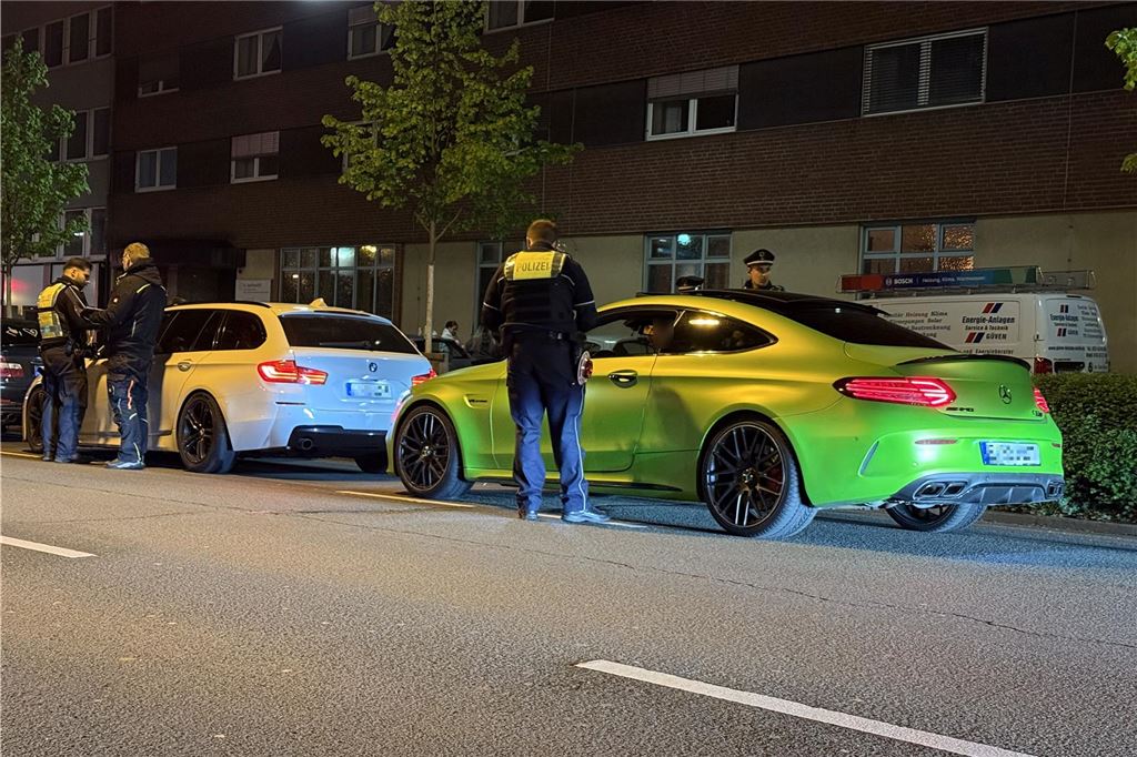 Die Polizei ist am "Car-Friday", dem Abend des Karfreitag (18.4.), verstärkt gegen die illegale Tuner-, Poser- und Raserszene vorgegangen. Dabei wurden viele Autos und Fahrer kontrolliert.
