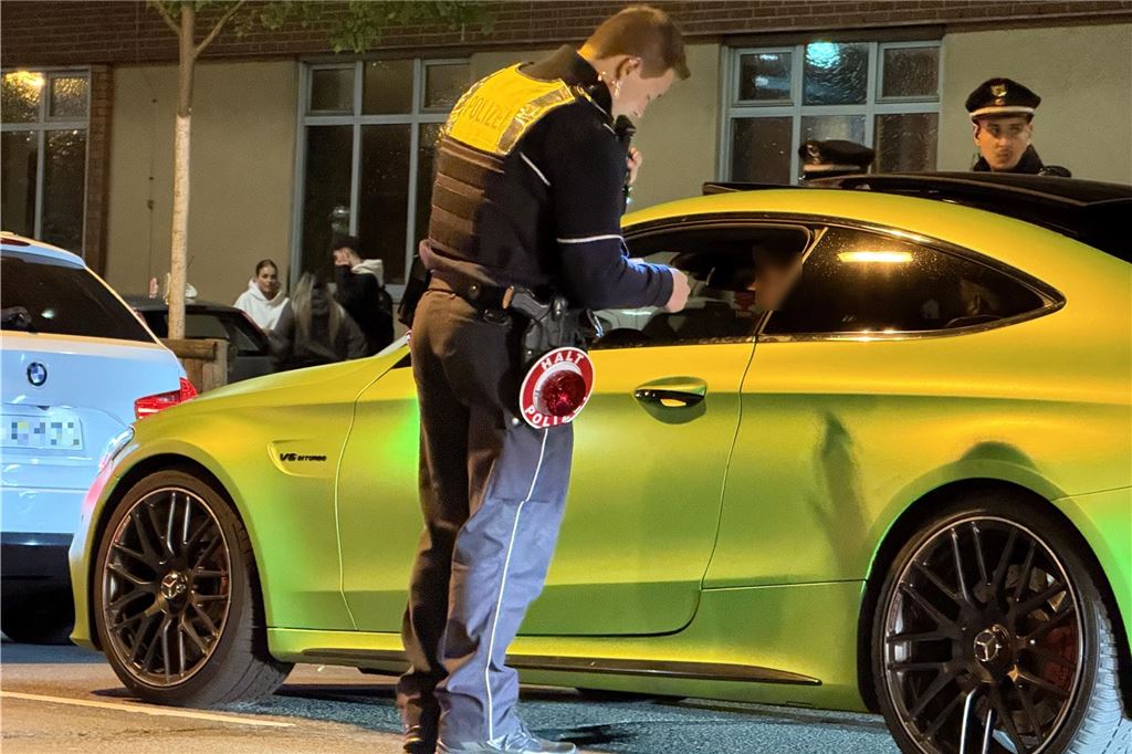 Die Polizei ist am "Car-Friday", dem Abend des Karfreitag (18.4.), verstärkt gegen die illegale Tuner-, Poser- und Raserszene vorgegangen. Dabei wurden viele Autos und Fahrer kontrolliert.