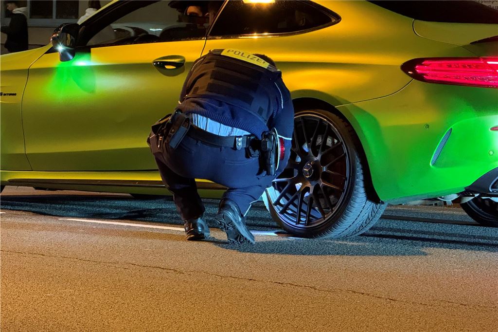 Die Polizei ist am "Car-Friday", dem Abend des Karfreitag (18.4.), verstärkt gegen die illegale Tuner-, Poser- und Raserszene vorgegangen. Dabei wurden viele Autos und Fahrer kontrolliert.