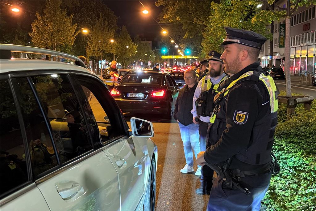 Die Polizei ist am "Car-Friday", dem Abend des Karfreitag (18.4.), verstärkt gegen die illegale Tuner-, Poser- und Raserszene vorgegangen. Dabei wurden viele Autos und Fahrer kontrolliert.