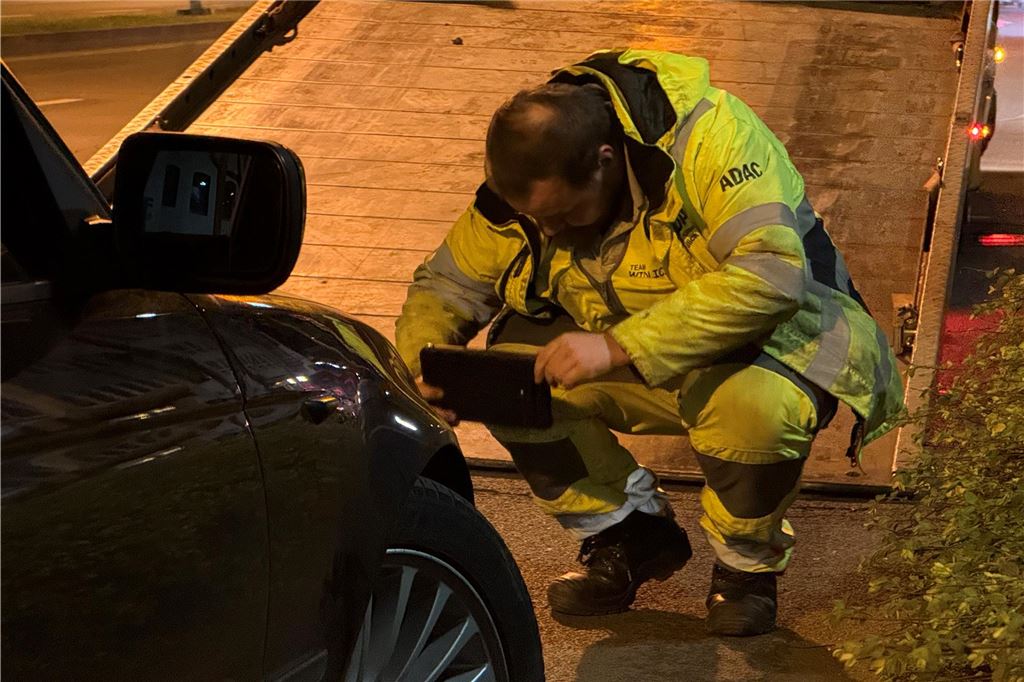 Die Polizei ist am "Car-Friday", dem Abend des Karfreitag (18.4.), verstärkt gegen die illegale Tuner-, Poser- und Raserszene vorgegangen. Dabei wurden viele Autos und Fahrer kontrolliert.