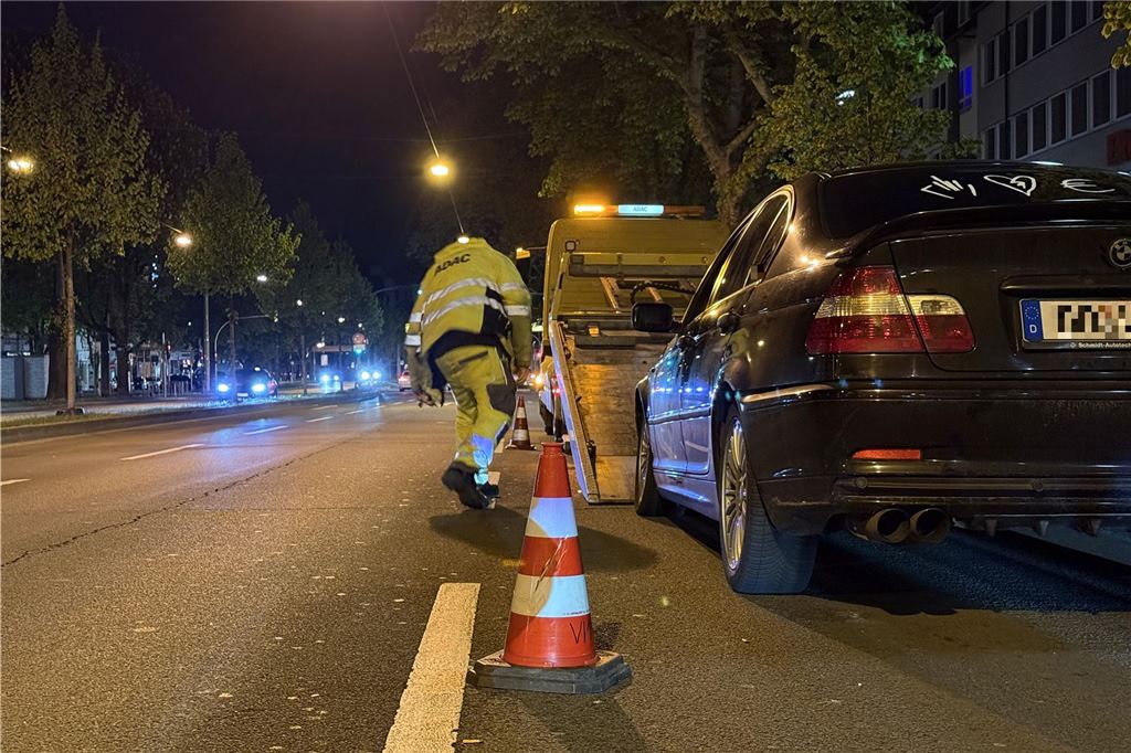 Die Polizei ist am "Car-Friday", dem Abend des Karfreitag (18.4.), verstärkt gegen die illegale Tuner-, Poser- und Raserszene vorgegangen. Dabei wurden viele Autos und Fahrer kontrolliert.