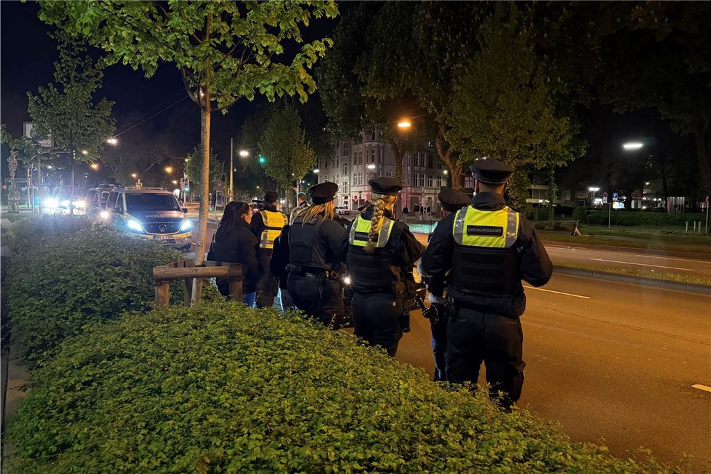 Die Polizei ist am "Car-Friday", dem Abend des Karfreitag (18.4.), verstärkt gegen die illegale Tuner-, Poser- und Raserszene vorgegangen. Dabei wurden viele Autos und Fahrer kontrolliert.