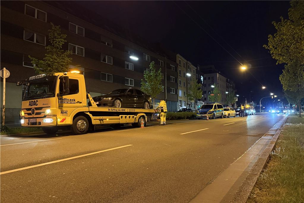 Die Polizei ist am "Car-Friday", dem Abend des Karfreitag (18.4.), verstärkt gegen die illegale Tuner-, Poser- und Raserszene vorgegangen. Dabei wurden viele Autos und Fahrer kontrolliert.