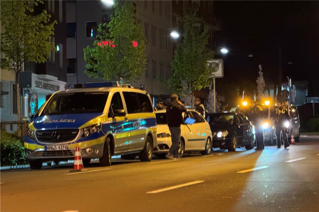 Die Polizei ist am "Car-Friday", dem Abend des Karfreitag (18.4.), verstärkt gegen die illegale Tuner-, Poser- und Raserszene vorgegangen. Dabei wurden viele Autos und Fahrer kontrolliert.