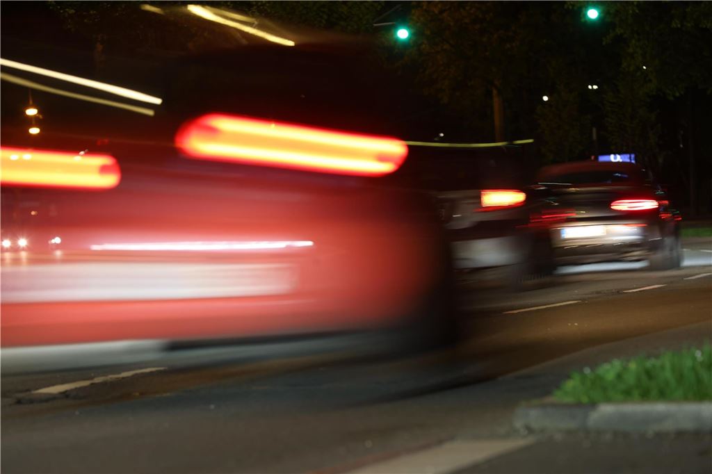 Die Polizei ist am "Car-Friday", dem Abend des Karfreitag (18.4.), verstärkt gegen die illegale Tuner-, Poser- und Raserszene vorgegangen. Dabei wurden viele Autos und Fahrer kontrolliert.