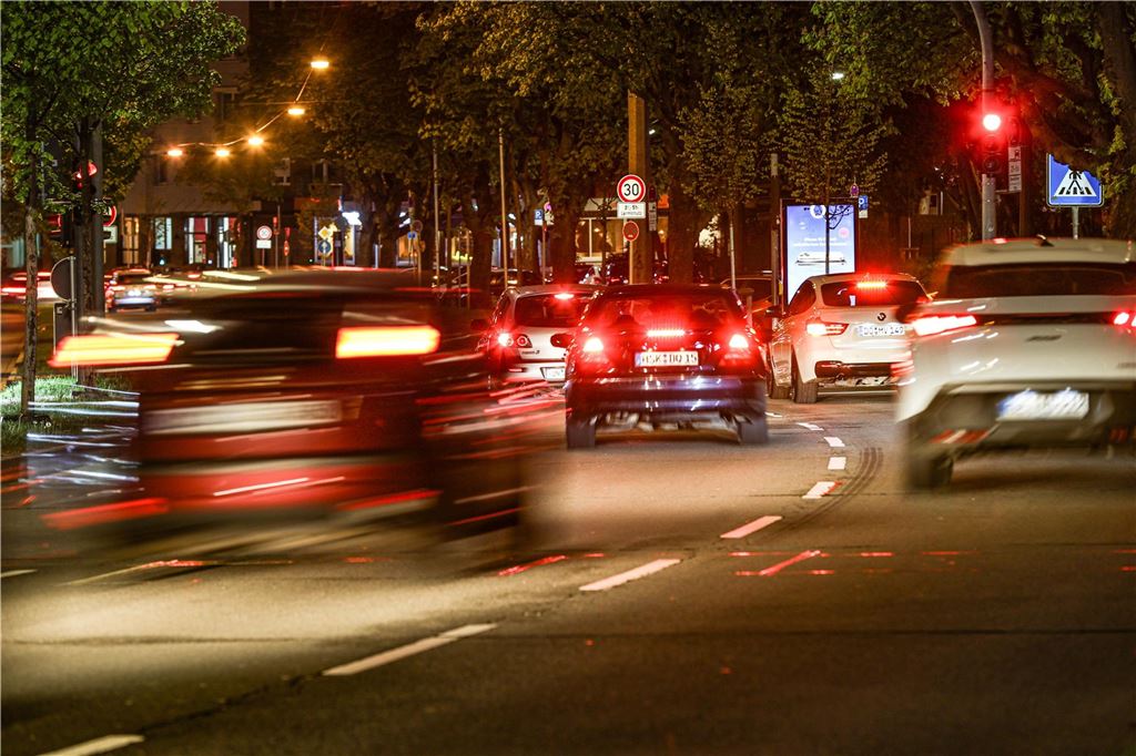 Die Polizei ist am "Car-Friday", dem Abend des Karfreitag (18.4.), verstärkt gegen die illegale Tuner-, Poser- und Raserszene vorgegangen. Dabei wurden viele Autos und Fahrer kontrolliert.