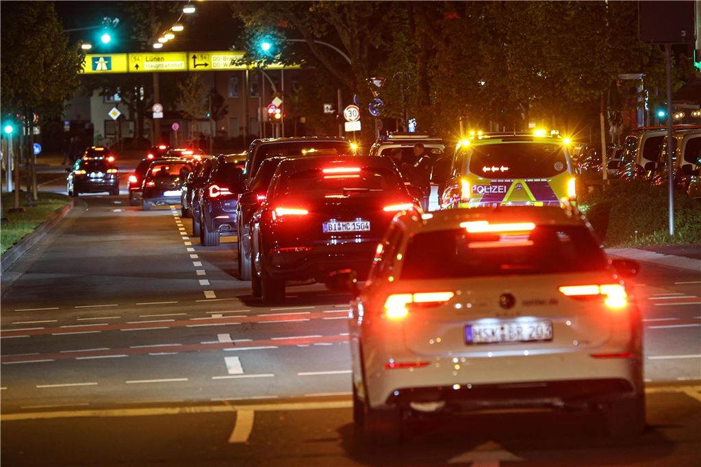 Die Polizei ist am "Car-Friday", dem Abend des Karfreitag (18.4.), verstärkt gegen die illegale Tuner-, Poser- und Raserszene vorgegangen. Dabei wurden viele Autos und Fahrer kontrolliert.