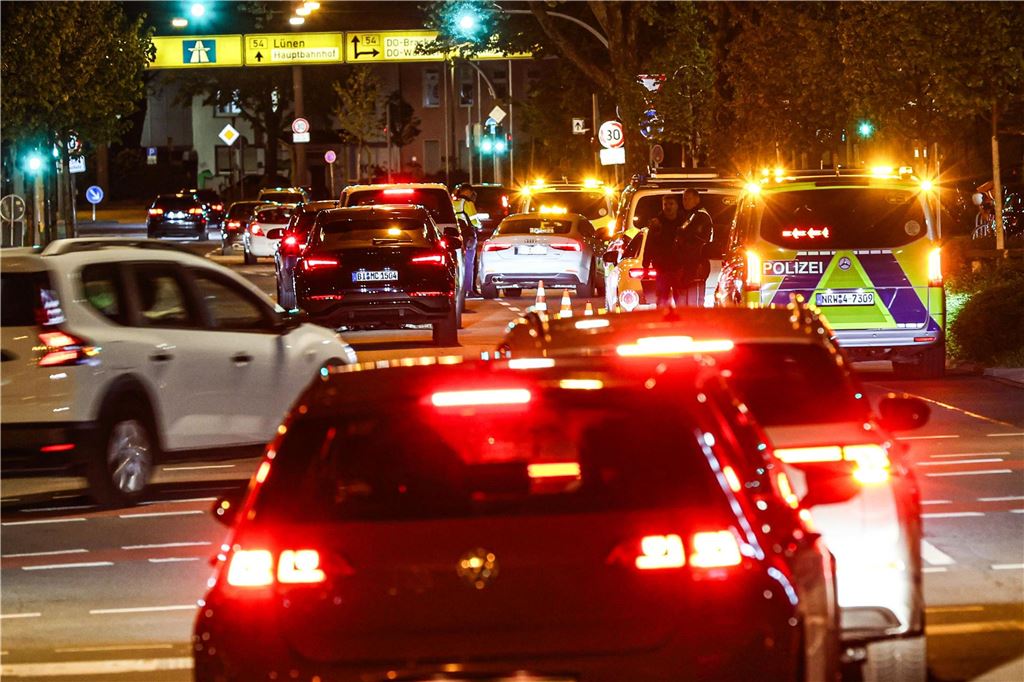 Die Polizei ist am "Car-Friday", dem Abend des Karfreitag (18.4.), verstärkt gegen die illegale Tuner-, Poser- und Raserszene vorgegangen. Dabei wurden viele Autos und Fahrer kontrolliert.