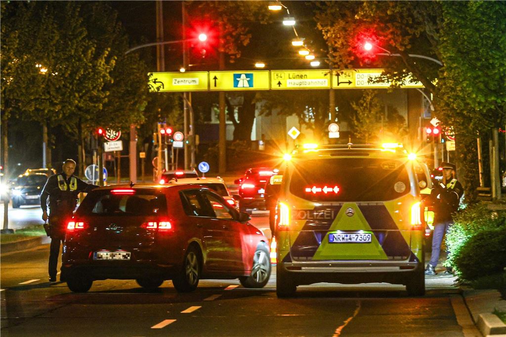 Die Polizei ist am "Car-Friday", dem Abend des Karfreitag (18.4.), verstärkt gegen die illegale Tuner-, Poser- und Raserszene vorgegangen. Dabei wurden viele Autos und Fahrer kontrolliert.