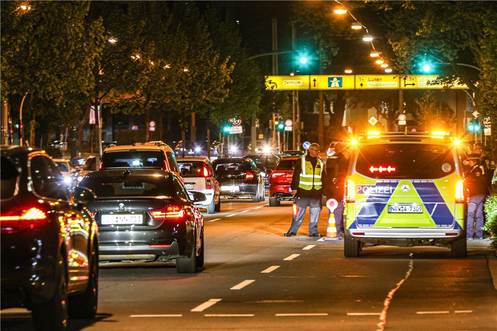 Die Polizei ist am "Car-Friday", dem Abend des Karfreitag (18.4.), verstärkt gegen die illegale Tuner-, Poser- und Raserszene vorgegangen. Dabei wurden viele Autos und Fahrer kontrolliert.