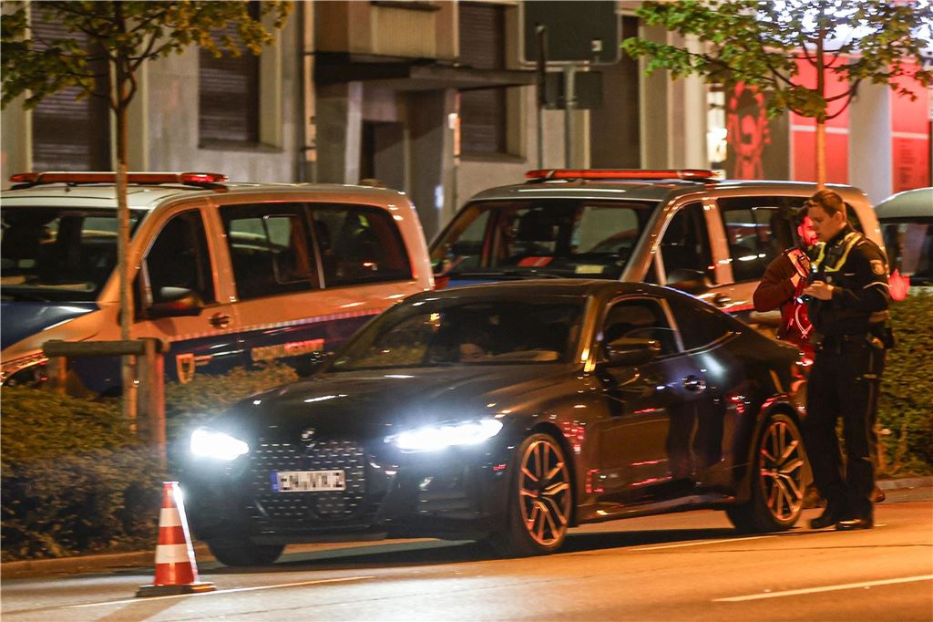 Die Polizei ist am "Car-Friday", dem Abend des Karfreitag (18.4.), verstärkt gegen die illegale Tuner-, Poser- und Raserszene vorgegangen. Dabei wurden viele Autos und Fahrer kontrolliert.