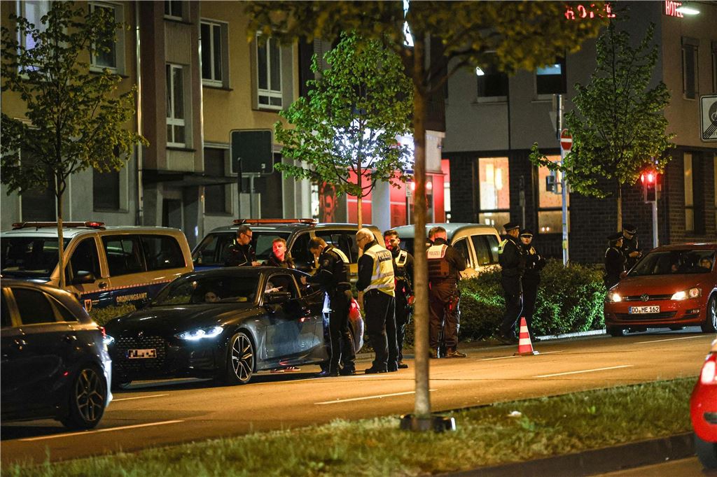 Die Polizei ist am "Car-Friday", dem Abend des Karfreitag (18.4.), verstärkt gegen die illegale Tuner-, Poser- und Raserszene vorgegangen. Dabei wurden viele Autos und Fahrer kontrolliert.