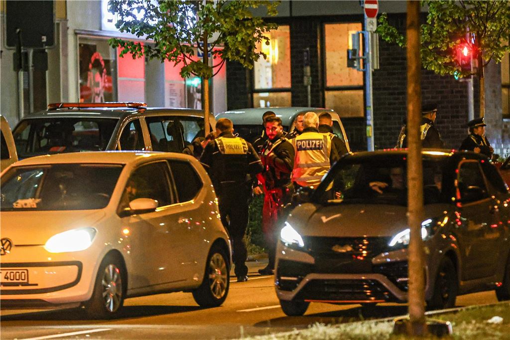 Die Polizei ist am "Car-Friday", dem Abend des Karfreitag (18.4.), verstärkt gegen die illegale Tuner-, Poser- und Raserszene vorgegangen. Dabei wurden viele Autos und Fahrer kontrolliert.