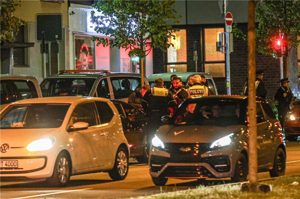 Die Polizei ist am "Car-Friday", dem Abend des Karfreitag (18.4.), verstärkt gegen die illegale Tuner-, Poser- und Raserszene vorgegangen. Dabei wurden viele Autos und Fahrer kontrolliert.