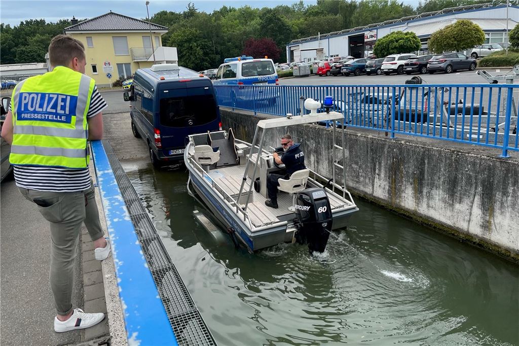 Babyleiche in der Marina befürchtet, toten Igel aus dem Wasser gezogen Die Polizei lässt ein Boot zu Wasser.
