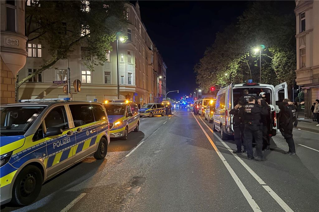Angriff nach Demo-Samstag: Großer Polizeieinsatz vor linker Szenekneipe Mehrere Polizeiwagen stehen auf der Bornstraße in Dortmund.