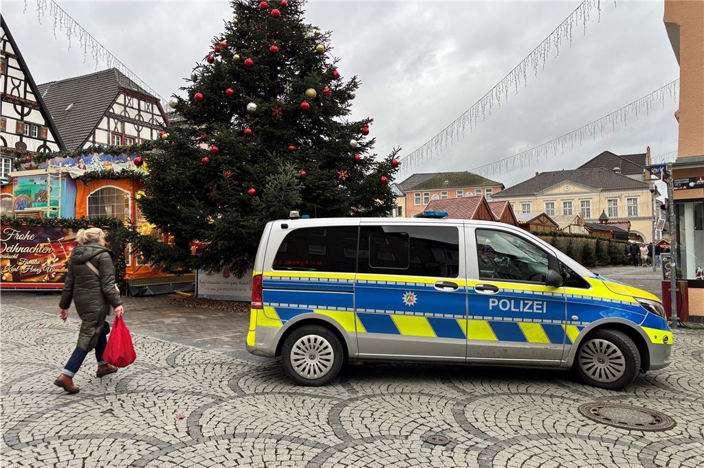 Weihnachtsmarkt endet ruhiger, ab heute Wintertreff Ein Polizeiauto steht auf dem Unnaer Weihnachtsmarkt an der Ecke Wasserstraße/Markt.