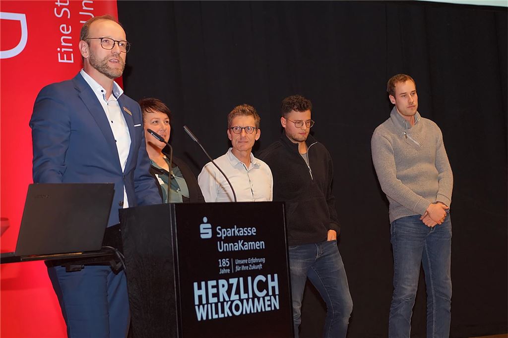 Marco Rienhoff von der Sparkasse UnnaKamen zusammen mit den Preisträgern der Kategorie Sport; alle aus Fröndenberg