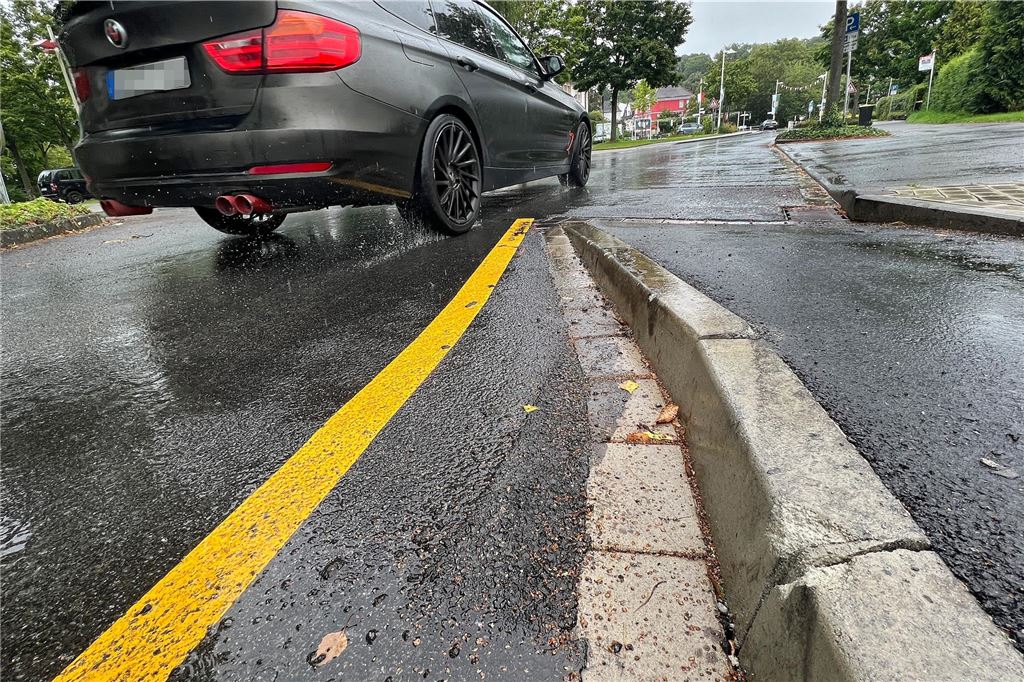 „Stolperfalle, Felgenkiller, Schikane“: Neuer Radweg sorgt für Empörung Die Rampe ist von einem Bordstein eingefasst. Autofahrer müssen darauf achten, die gelbe Markierung nicht zu überfahren.
