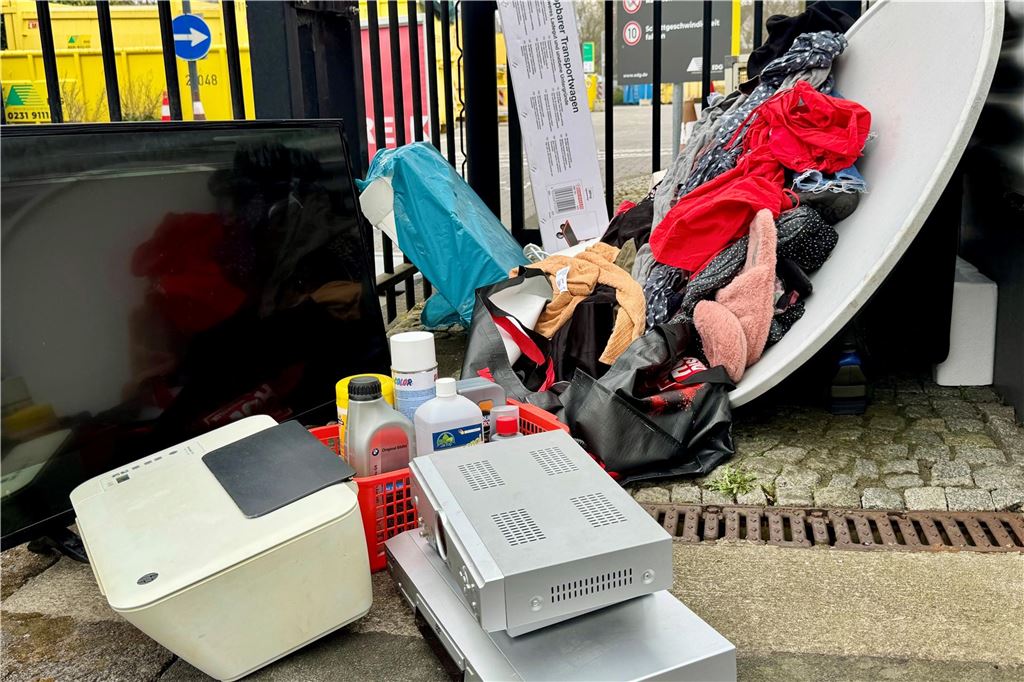 Müllabfuhr, Bus und Bahn, Flughafen: Viele Streiks in Dortmund Ein Müllhaufen liegt vor einem geschlossenen Tor eines Recyclinghofs in Dortmund - wegen eines Verdi-Warnstreiks ist hier geschlossen