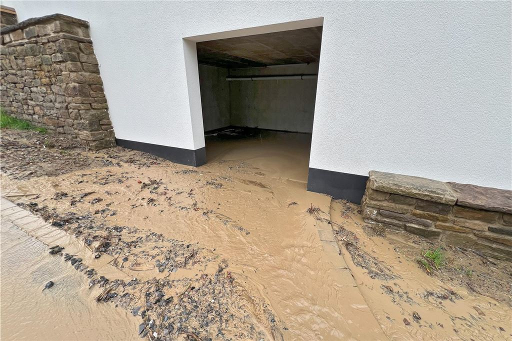 Überschwemmung in Billmerich (15.4.2025): Am nächsten Tag musste die Dorfstraße gereinigt werden.