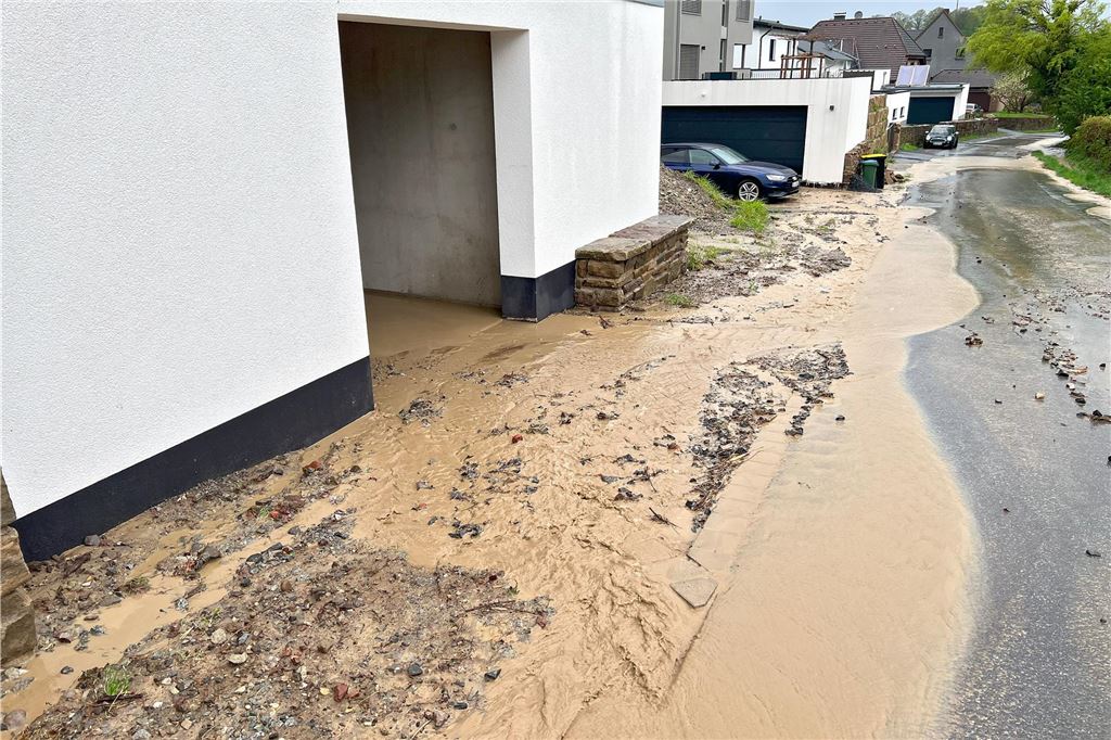 Überschwemmung in Billmerich (15.4.2025): Am nächsten Tag musste die Dorfstraße gereinigt werden.