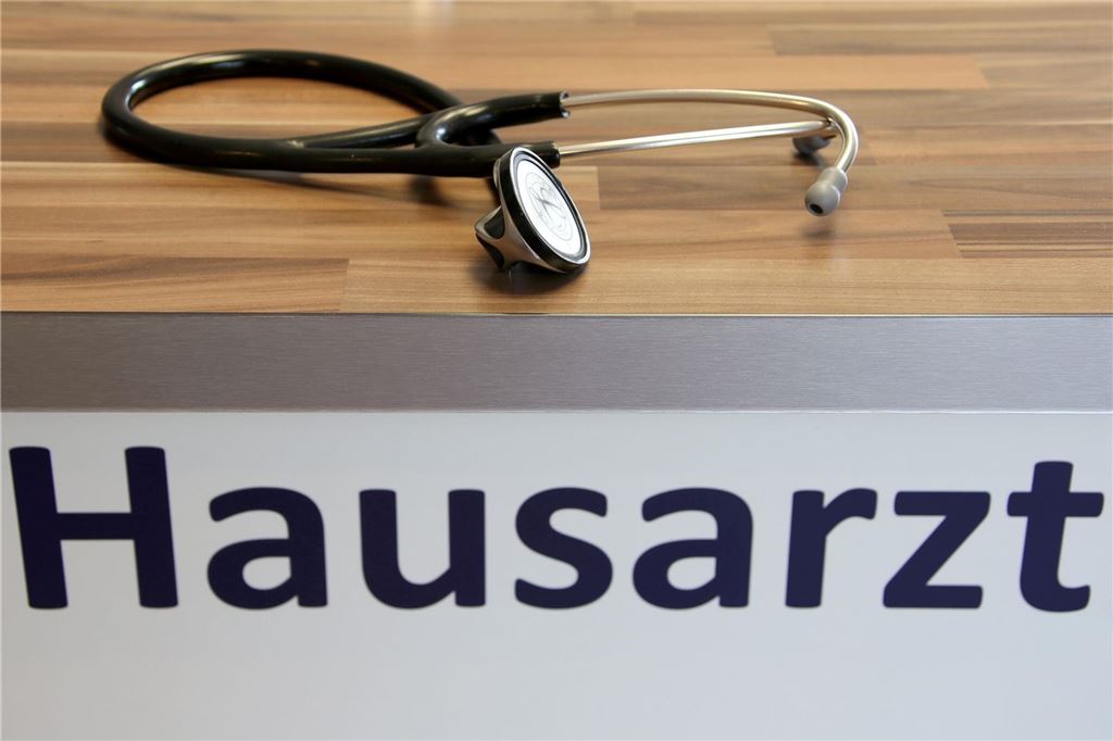 Die besten Hausärzte: Wie vertrauenswürdig sind Internetbewertungen? Ein Bild von einem Stethoskop unter dem Hausarzt auf einem Schild geschrieben steht.