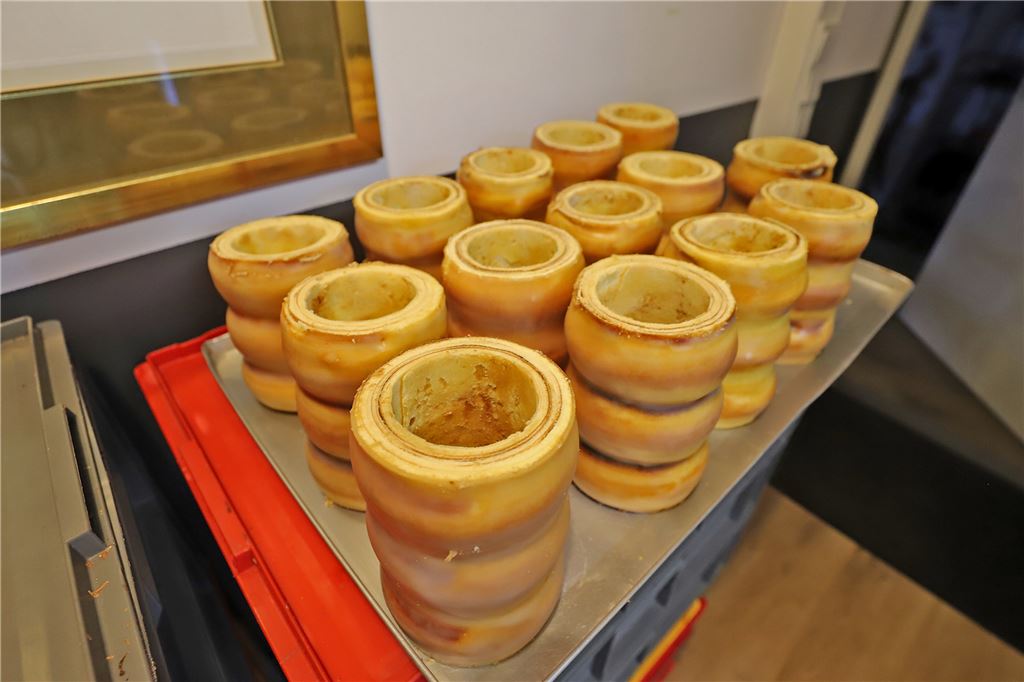 Mit Video: So werden die berühmten Baumkuchen von Prünte hergestellt Die Rohlinge müssen einen Tag lang auskühlen. Anschließend werden sie mit Aprikosen-Marmelade bestrichen.