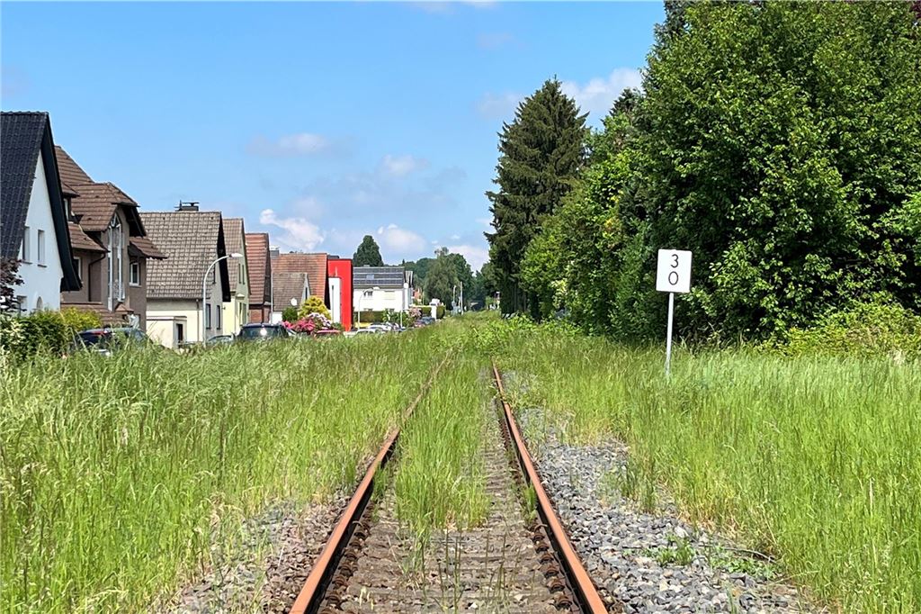 Bahn baut Schranken in Ardey ab: Neue Technik statt Stilllegung So wie hier, entlang der Talstraße in Ardey, sieht man der RB54 den Stillstand an.