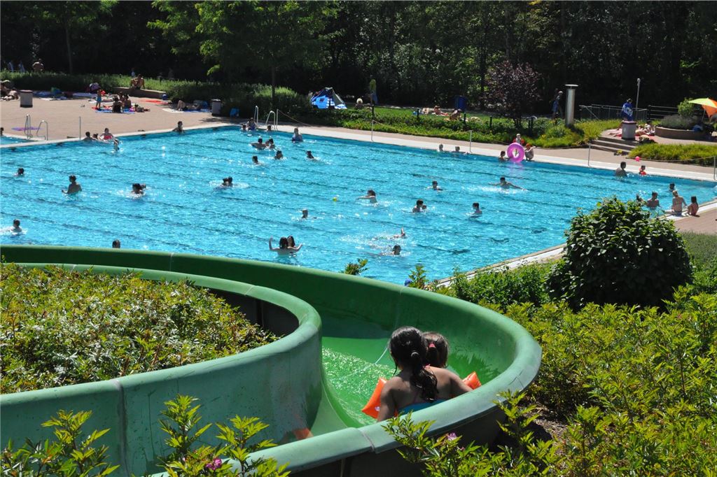 Mit dem Rad, Auto oder dem Bus in die Freibäder der Umgebung Die Rutsche im Freibad Cappenberger See.