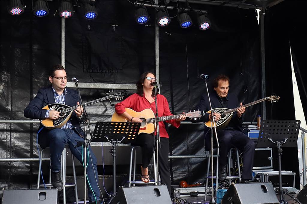 Griechische Heimatgefühle in Unna Die Sängerin Vicky Mentzelidou trat mit dem Unnaer Bouzouki- Bauer Stavros Toutalas und Anastasios Papathanassiou auf dem Platz der Kulturen auf