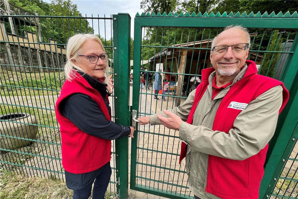 Roland Schäfer öffnet die Tür des Römerparks.