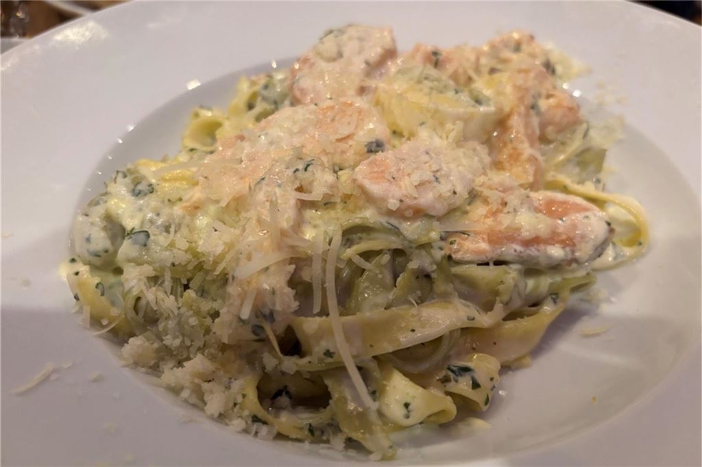 Pasadena im Restaurant-Check: Italienischen Küche mit Kneipen-Flair In einem tiefen Teller wurden Bandnudeln in einer sahnigen Sauce mit Lachs und Käse serviert.