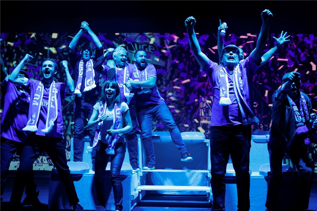 BVB- und Schalke-Fans können Rollen im Ruhrpott-Musical gewinnen Die Schalke-Fans feiern auf der Bühne des Musicals "Radio Ruhrpott" den Europapokal-Sieg von 1997.
