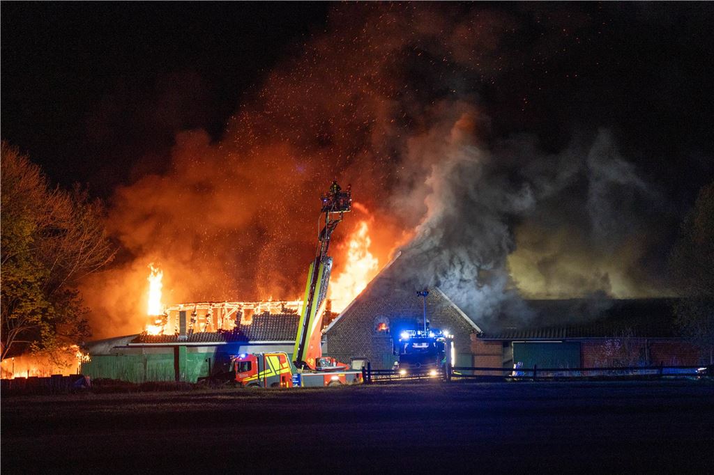 Nach Großbrand auf Bauernhof: Polizei schreibt Anzeige wegen Brandstiftung Scheune in Werne brennt