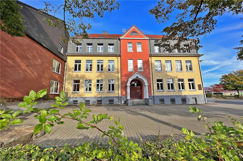 Neue Zahlen: Ein Lehrer betreut durchschnittlich zwölf Schüler Außenansicht der Schillerschule, einer Grundschule in der Stadt Bergkamen