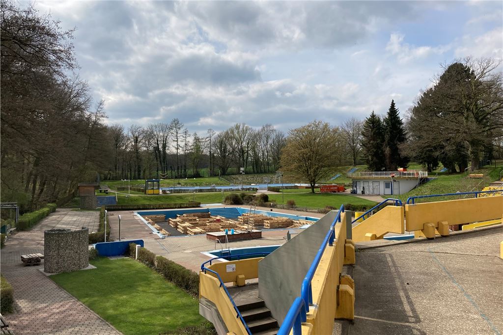 Trotz Starterlaubnis: Freibad Schöne Flöte bleibt vorerst geschlossen Die Schöne Flöte hat viel Platz, dürfte nach aktuellen Maßstäben aber nur rund 100 Leute einlassen. Viel Aufwand für wenige Besucher, findet Petersmann.