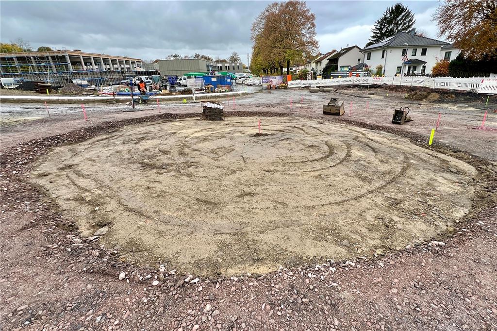 Halbzeit der Vollsperrung an der Hertingerstraße Bauarbeiten an der Hertingerstraße in Unna: Ein Kreis deutet an, wo der Kreisverkehr gebaut wird.