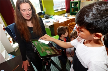 Die Schüler der Friedrich-Ebert-Grundschule schaffen bei den Kreativtagen im Freizeitzentrum der Lüner Höhe ihren eigenen Film. Die kleinen Workshops sollen die Kinder wieder näher zusammenbringen.
