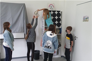 Die Schüler lösen beim Ferien-Lernprogramm der Werkstatt im Kreis Unna verschiedene Aufgaben. Auch Bewegung kommt dabei nicht zu kurz.