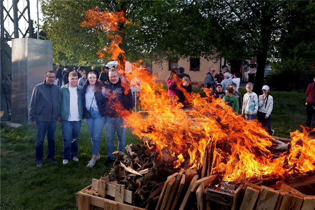 Osterfeuer Kamen Bergkamen Ostern 2025 Feuer Brauchturm Kirche Soziales Nachbarschaft