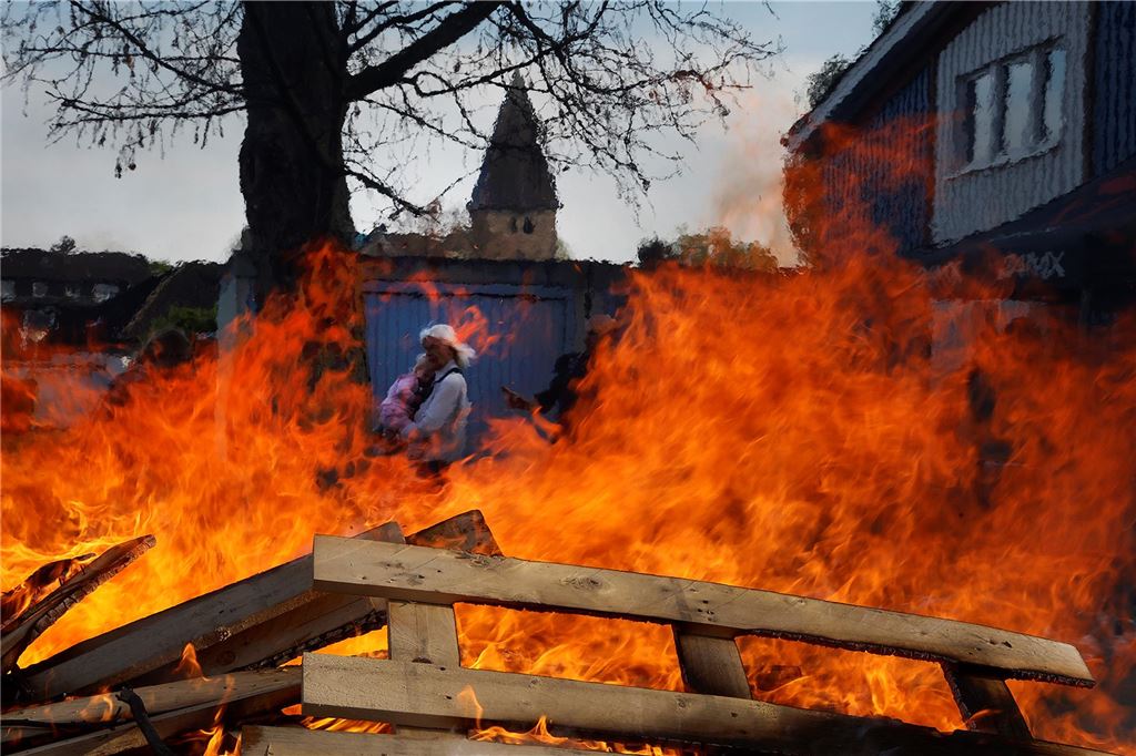 Osterfeuer Kamen Bergkamen Ostern 2025 Feuer Brauchturm Kirche Soziales Nachbarschaft