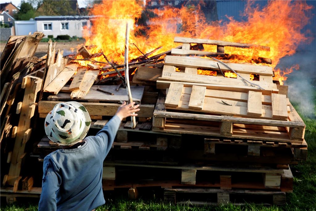 Osterfeuer Kamen Bergkamen Ostern 2025 Feuer Brauchturm Kirche Soziales Nachbarschaft
