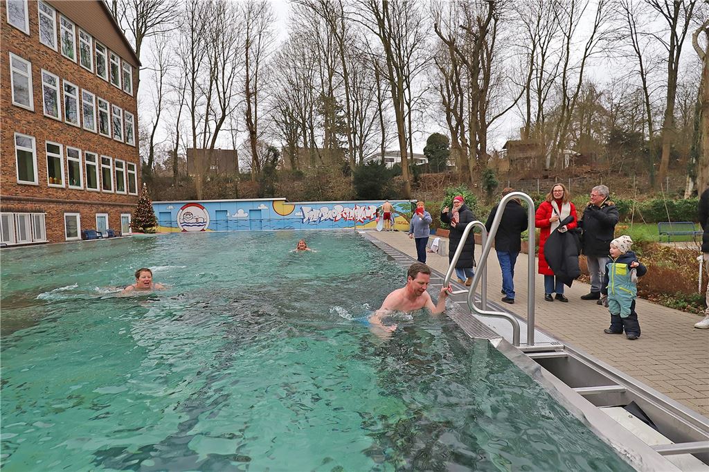 Die Schwimmerinnen und Schwimmern, die sich am Mittwoch ins Becken wagten, wurden von zahlreichen Besuchern bejubelt.