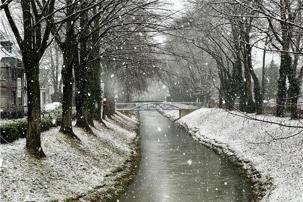 Die Seseke in Kamen beim Schneefall am 9. Januar 2025.