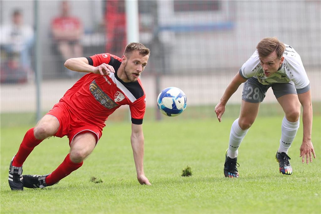 SG Bockum-Hövel schafft Klarheit bei der Trainerfrage Ein Spieler der SG Bockum-Hövel versucht vor einem Spieler des FC Nordkirchen an den Ball zu kommen.